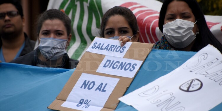 MARCHA. Los trabajadores se concentraron ayer en el Hospital de Pediatría y desde ahí se movilizaron hacia el Ministerio de Salud Pública.