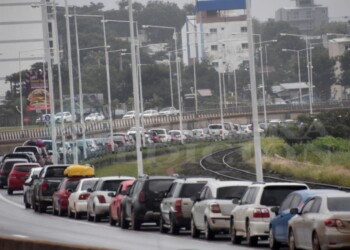 Más de cuatro kilómetros de fila para poder pasar a Encarnación