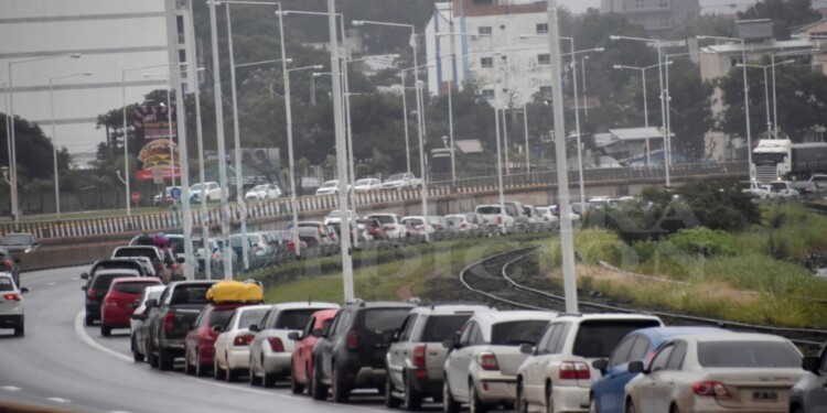 MÁS QUE PACIENCIA. La fila de autos por momentos quedaba detenida, sin avanzar por interminables minutos.
