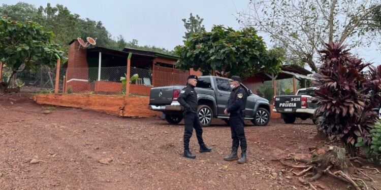 INVESTIGACIÓN. Efectivos policiales en la escena del atraco, que tuvo como víctima a una familia de Pozo Azul.