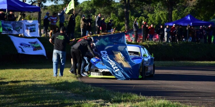 MÁS QUE REDONDO, OVALADO. Los hinchas de Chevrolet celebraron ayer el triunfo de la mano de Ariel Seidel.