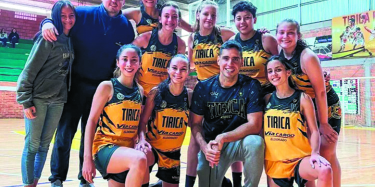 GRAN VICTORIA. Las chicas de Tirica festejaron su primera victoria en el certamen de la Federación Misionera.