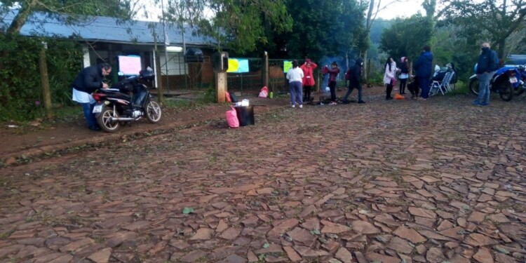 EN PROTESTA. Los padres mantienen el reclamo por un edificio nuevo.