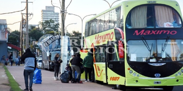 OPORTUNIDAD. Los turistas viajan largas horas para cruzar el Puente Internacional San Roque González de Santa Cruz y realizar compras.