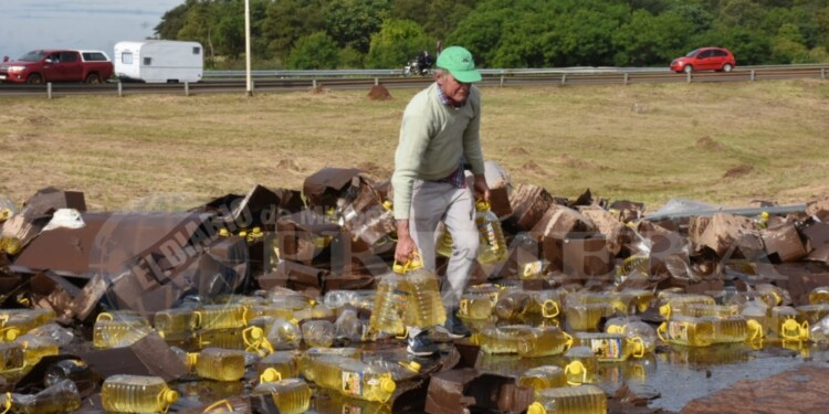 Volcó un camión que transportaba aceite y la gente se desesperó por conseguir algunos litros