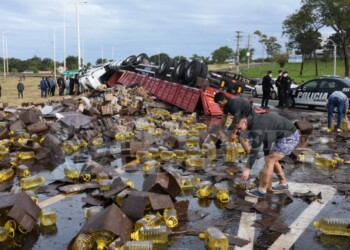 Volcó un camión que transportaba aceite y la gente se desesperó por conseguir algunos litros