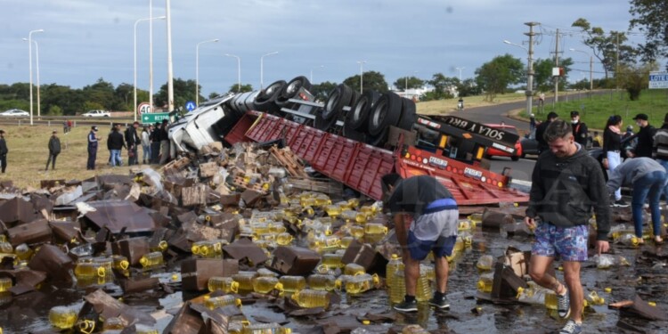 Volcó un camión que transportaba aceite y la gente se desesperó por conseguir algunos litros