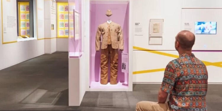El uniforme de WT Stead -el periodista- ha estado bajo la custodia de la organización del Ejército de Salvación que lo ha prestado a la Biblioteca Británica para la exhibición de los 500 años de periodismo.
