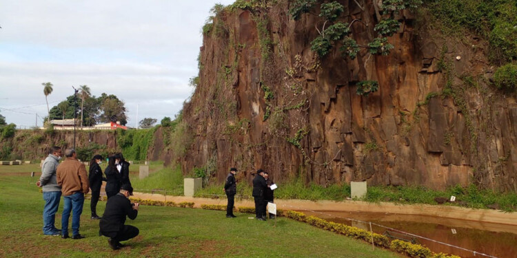 VIEJA CANTERA DE PIEDRA. Quince metros de altura tiene el barranco frente a la costanera posadeña.