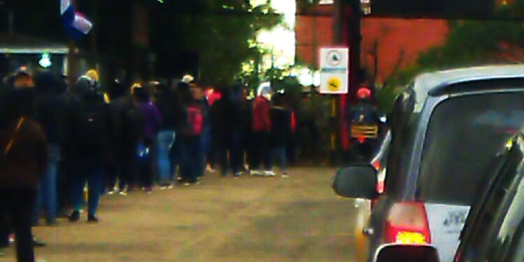 COMPRAS. Durante los fines de semana, Encarnación registra el mayor número de cruces, en su mayoría turistas argentinos que van y vuelven en el día.