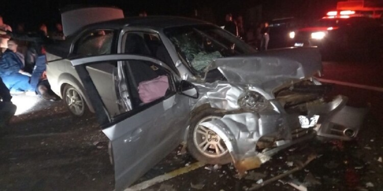 IMPACTO. En este Chevrolet Aveo viajaba la familia oriunda de San Ignacio. “Venía por mi carril”, dijo su conductor.