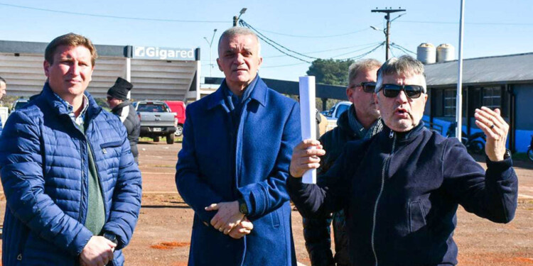 EN MARCHA. Argento, de la ACTC, el último lunes, junto a Sebastián Macias, de Vialidad; y el vicegobernador Carlos Arce.