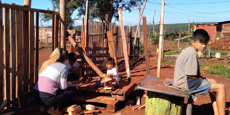 INTENSO. El trabajo de Cáritas es permanente y la realidad muestra a los niños con muchas carencias. En Itaembé Miní, la parroquia Jesús Misericordioso asiste a los niños en los merenderos y también a las familias. (Foto Cáritas Posadas).