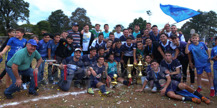 UNA NUEVA ESTRELLA. El plantel completo de Atlético Oberá celebra la consagración, que llegó después de ocho años sin triunfos en el ámbito local. (Fotos: Gentileza C. Olivera Schuster).