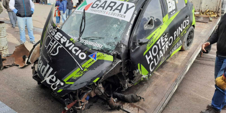 IMPACTO. Así quedó el Nissan March que manejaba Blasig, tras impactar fuera de la pista con Facu Bustos. (Foto M.Riviere/Campeones).