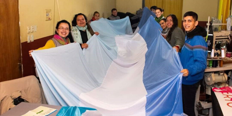 TRABAJO EN CONJUNTO. El equipo de Ornamentación de la Municipalidad de Eldorado trabajará hasta el sábado cosiendo la tela de la bandera.
