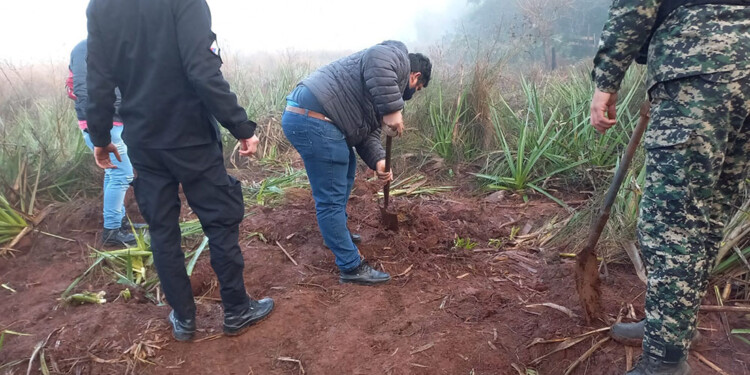 MISTERIO. Personal policial busca evidencias en el lugar donde fue hallado el esqueleto del hombre.