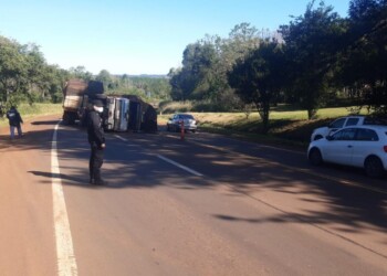 Un camión que transportaba madera volcó en Eldorado