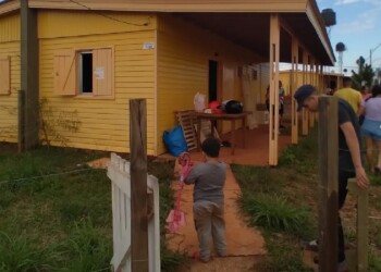 Itaembé Guazú: ayudaron a la familia que se le incendió la casa en las 508 Viviendas