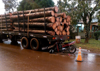 Motociclista lesionado tras chocar contra un camión estacionado