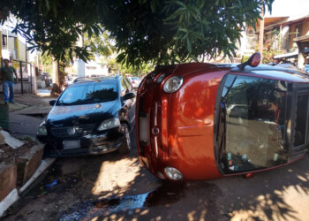 Intentó estacionar y chocó a tres vehículos en Posadas: hay una mujer herida