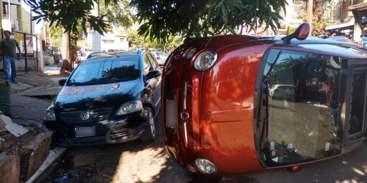 El automóvil que impactó a los demás terminó volcado en medio de la calle 49.
