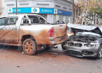 Destrozó su BMW al chocar con una camioneta en el microcentro de Posadas