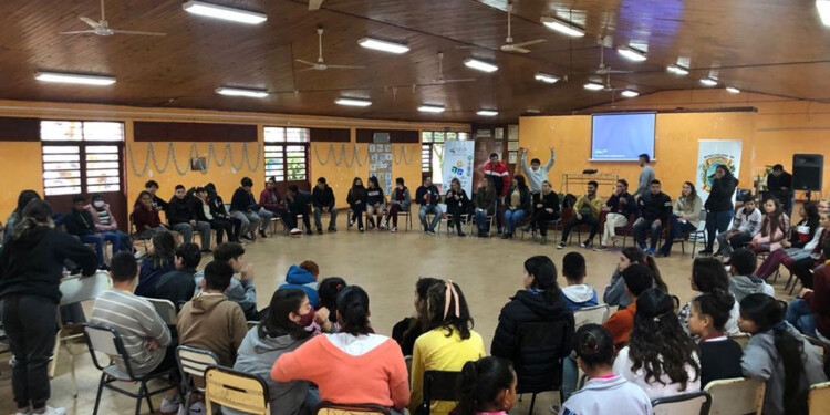 ESCUCHAR. Buscan que los jóvenes puedan expresarse y compartir.