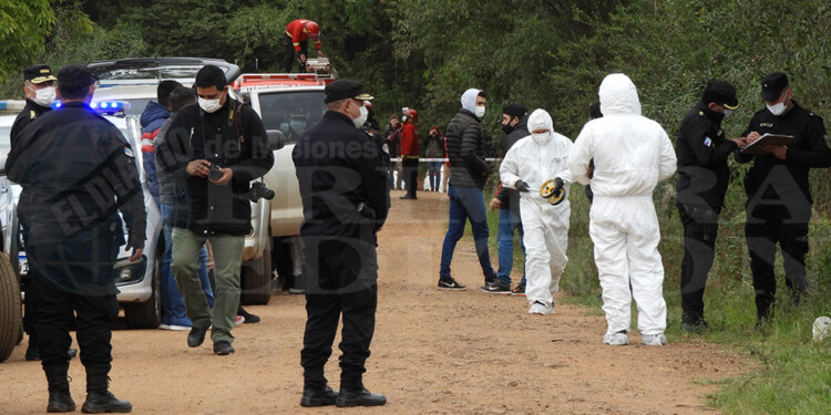 MIÉRCOLES 18 DE MAYO. Investigadores y peritos de la Dirección Policía Científica en el predio del femicidio en Parma.