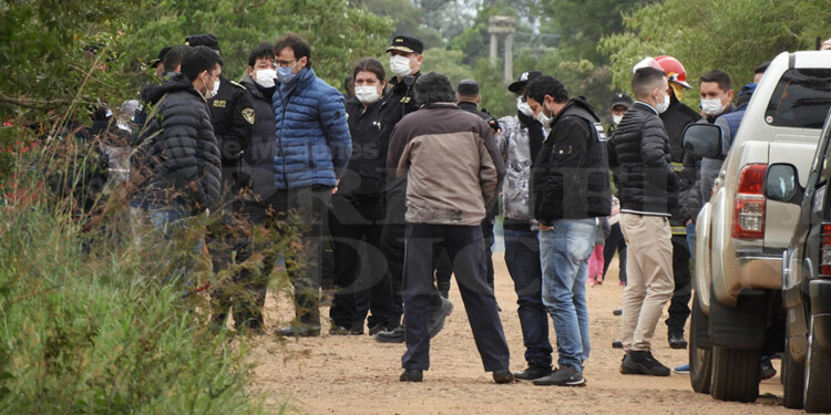 NEMESIO PARMA. Miércoles 18 de mayo, Miguel Mattos juez de Instrucción 7 rodeado de investigadores de la Policía de Misiones instantes previos al rescate del cadáver.