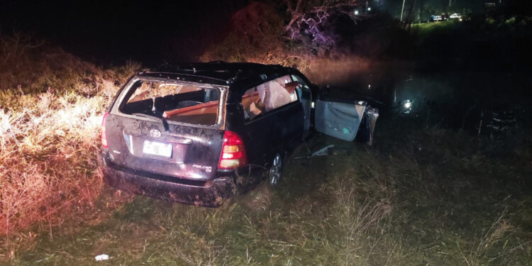 CONDUCTOR DETENIDO. El coche fúnebre que cayó al arroyo Chimiray.