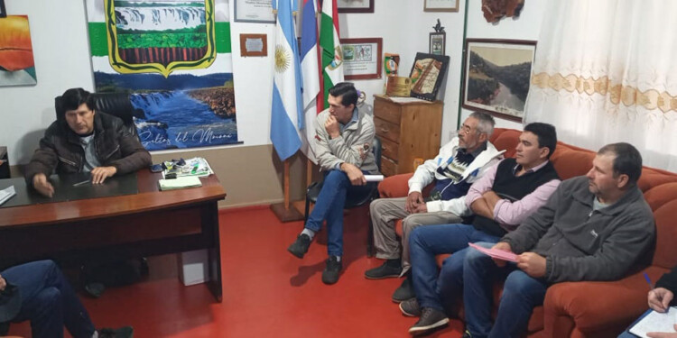 A LA ESPERA. Los colonos estuvieron en la comuna de El Soberbio y volvieron a plantear sus pedidos de arreglos de caminos y picadas.