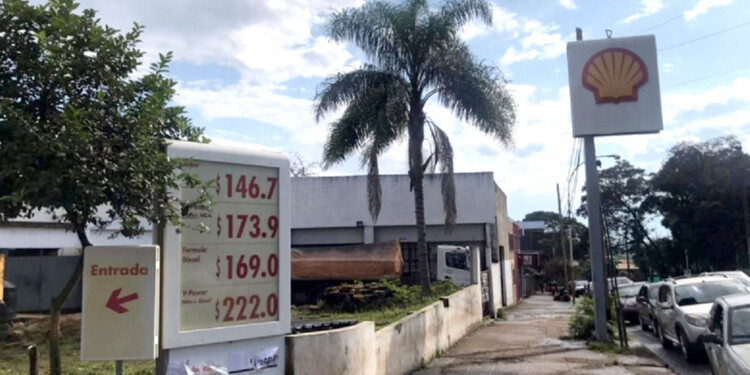 EN EL INTERIOR. En la firma Shell de Puerto Iguazú el diésel premium se ubicó en los $222, mientras que en Jardín América llegó a $215 (Foto gentileza La Voz de Cataratas)