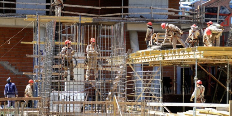 DESEMPLEO EN ALZA. Los impuestos que cobra la Nación y que venían para la obra pública ahora no se sabe hacia qué ámbito se destinarán.