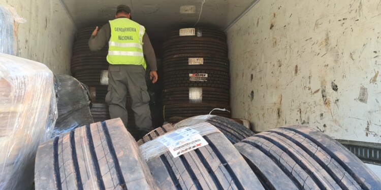 “Flojo de papeles”: incautan cargamento de neumáticos valuado en $20 millones