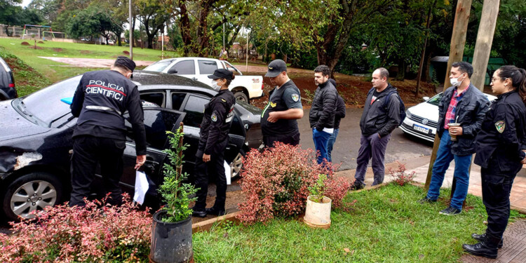 COMISARÍA 17. Efectivos de Policía Científica acompañados por el juez de Instrucción 1, Marcelo Cardozo, en la requisa al automóvil ayer por la mañana.