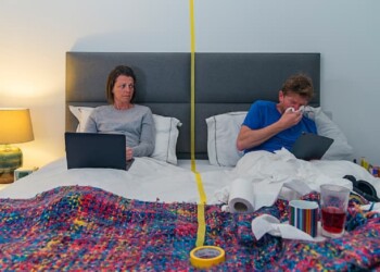 Por qué una persona puede contagiarse de Covid y su pareja no, según la ciencia