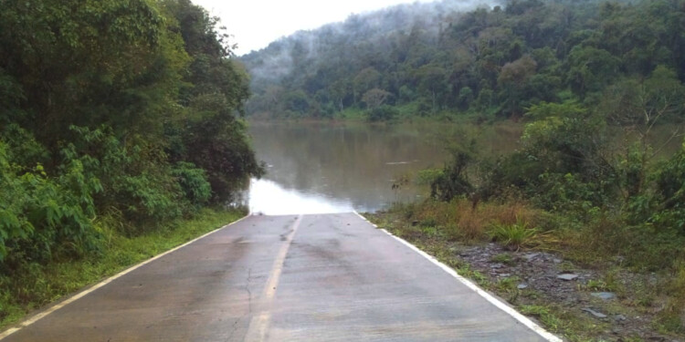 DESBORDADO. Así se encuentra este jueves el arroyo Yabotí en el acceso al Parque Provincial Moconá. (Fotos gentileza Carlos Resquin).