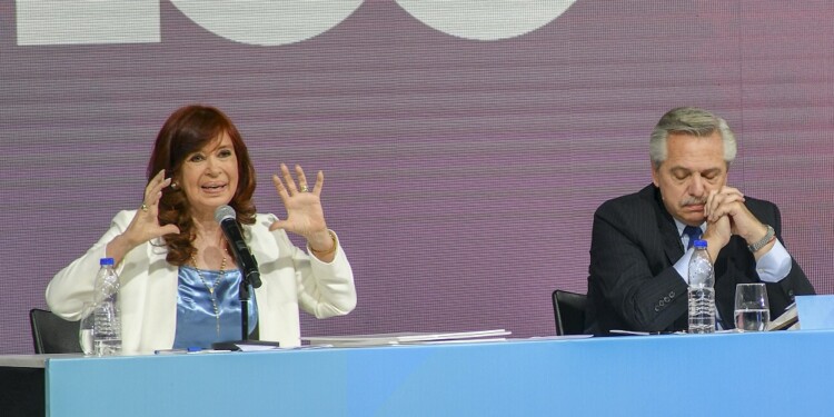 zzzznacp2NOTICIAS ARGENTINAS BAIRES, JUNIO 4: Tras el reencuentro público con el presidente Alberto Fernández durante un acto por el centenario de YPF, la vicepresidenta, Cristina Kirchner, volvió a encender la interna del Frente de Todos y arremetió contra los "ataques" de funcionarios que hablan "sin dar la cara, en off".  Foto NA: JUAN VARGASzzzz