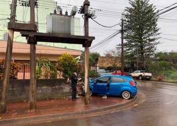 Oberá: Impactó de lleno con su auto contra el muro perimetral de una casa