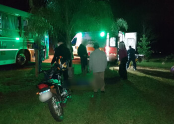 Joven en moto esquivó a un colectivo y despistó en 25 de Mayo