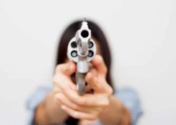 Investigan a una mujer por disparar a su marido