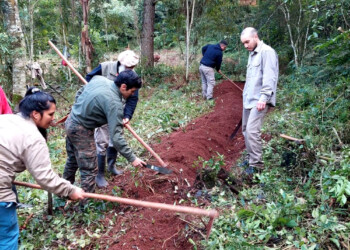 Prácticas de agroecología, extensivas a la colonia, en el aula verde Doña Esperanza