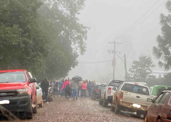 Padres se reunieron frente a la EFA de Capioví para exigir el cambio del representante legal