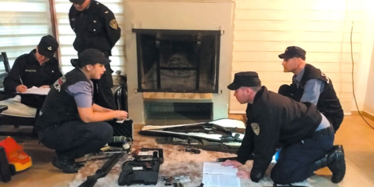 MAYO 2019. En la vivienda de Villa Ruff en Oberá se halló un arsenal de armas largas, cortas y municiones.
