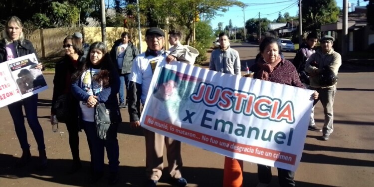 Una estrella amarilla para Emanuel, en medio de pedidos de justicia
