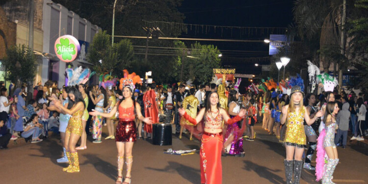 GRAN ENTUSIASMO. Los estudiantes apostoleños arrancaron los preparativos para su gran fiesta de ritmo, color y alegría.