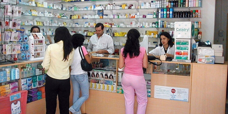 UN CONTROL. Recuerdan que las farmacias son los únicos espacios habilitados para la venta de medicamentos.