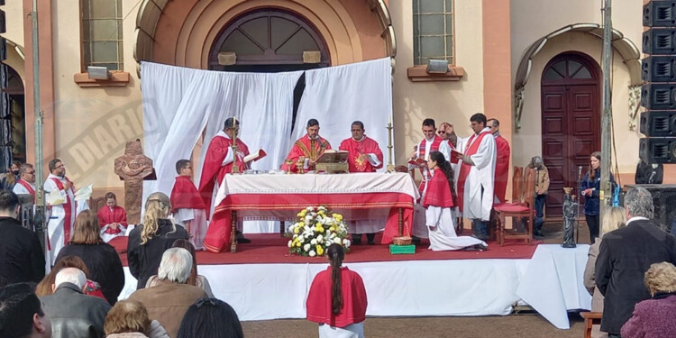 SANTA MISA. Al aire libre y con presencia de un centenar de personas.