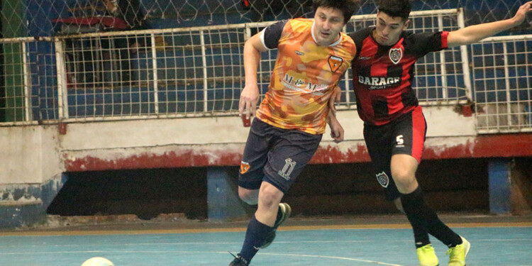 PROTAGONISTAS. Agrofor es el principal candidato a quedarse con el ascenso. Villa Cabello no pierde la esperanza. (Foto: Gentileza Sólo Futsal)